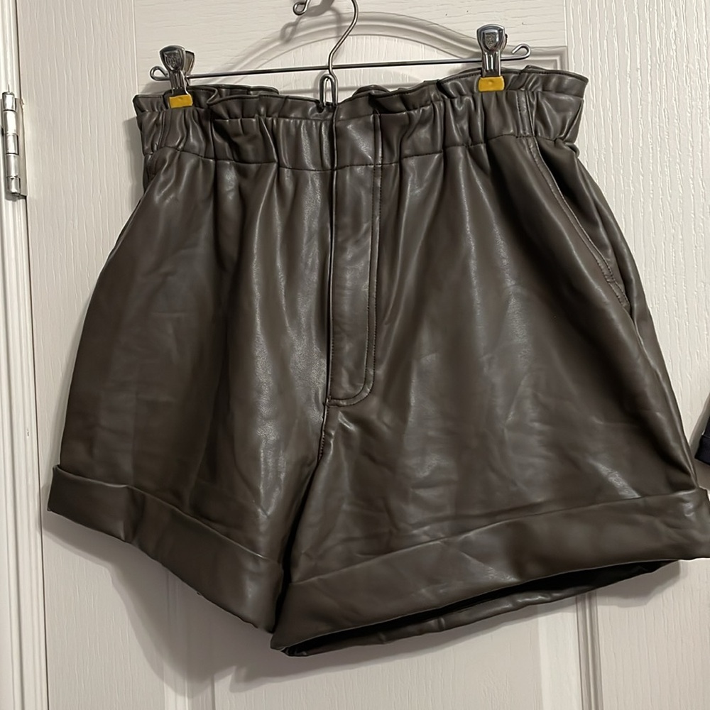 Abercrombie & Fitch Vegan Leather High Waist Paperbag Shorts Minimalist Neutral - Picture 2 of 6